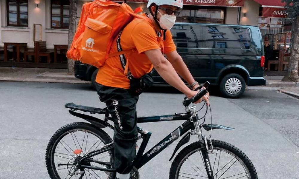Πρώην υπουργός Επικοινωνιών του Αφγανιστάν έγινε διανομέας πίτσας!